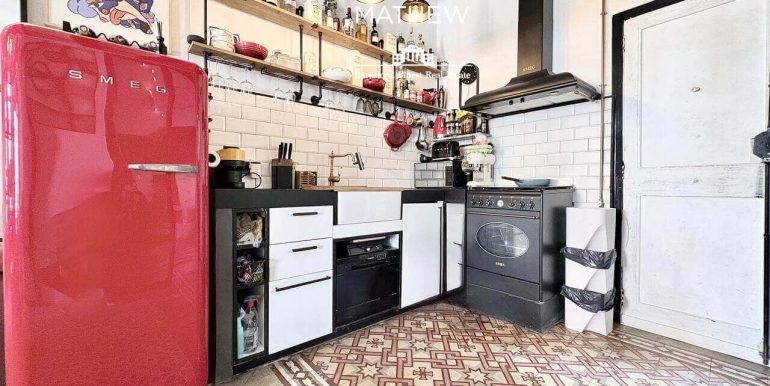 atico-duplex-con-terraza-de-30-m²-en-venta-en-el-poble-sec-luz-caracter-y-vida-mediterranea-cocina-2