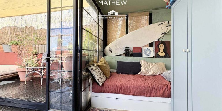 atico-duplex-con-terraza-de-30-m²-en-venta-en-el-poble-sec-luz-caracter-y-vida-mediterranea-despacho-1