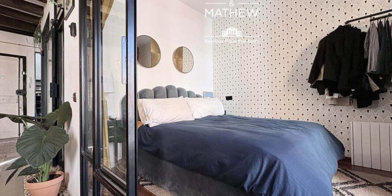 atico-duplex-con-terraza-de-30-m²-en-venta-en-el-poble-sec-luz-caracter-y-vida-mediterranea-habitacion-4