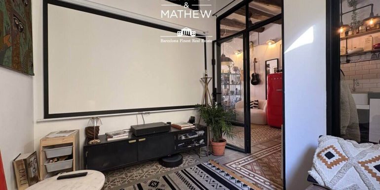 atico-duplex-con-terraza-de-30-m²-en-venta-en-el-poble-sec-luz-caracter-y-vida-mediterranea-habitacion-5