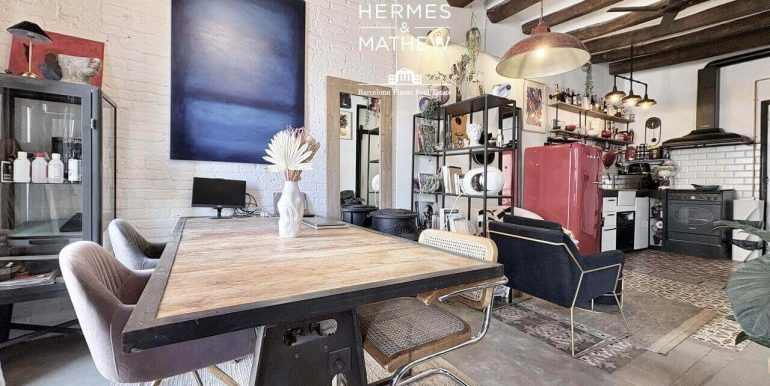 atico-duplex-con-terraza-de-30-m²-en-venta-en-el-poble-sec-luz-caracter-y-vida-mediterranea-salon-4