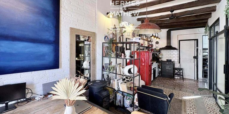 atico-duplex-con-terraza-de-30-m²-en-venta-en-el-poble-sec-luz-caracter-y-vida-mediterranea-salon-7