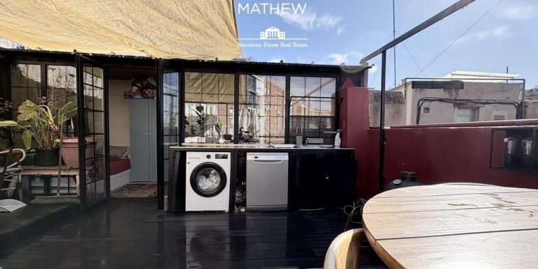 atico-duplex-con-terraza-de-30-m²-en-venta-en-el-poble-sec-luz-caracter-y-vida-mediterranea-terraza-3