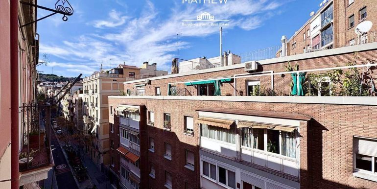 atico-duplex-con-terraza-de-30-m²-en-venta-en-el-poble-sec-luz-caracter-y-vida-mediterranea-vistas-1