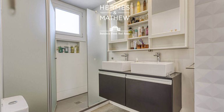 exclusiva-vivienda-en-venta-en-rambla-catalunya-con-vistas-privilegiadas-a-la-sagrada-familia-bano-1_Easy-Resize.com