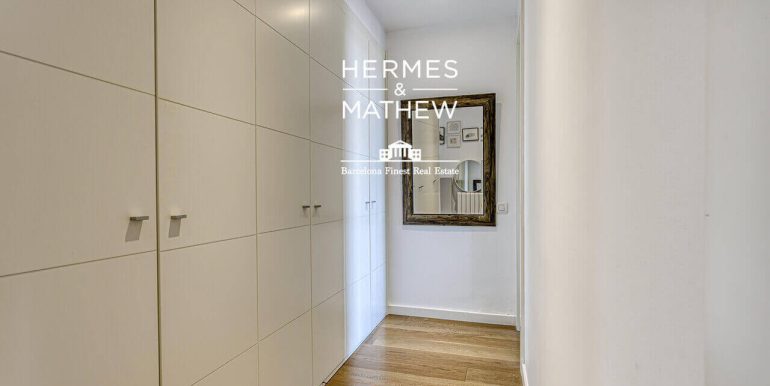 exclusiva-vivienda-en-venta-en-rambla-catalunya-con-vistas-privilegiadas-a-la-sagrada-familia-pasillo-2_Easy-Resize.com
