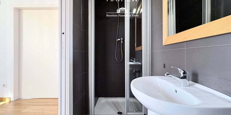 exclusivo-atico-en-venta-con-solarium-privado-en-el-corazon-del-quadrat-dor-bano-2