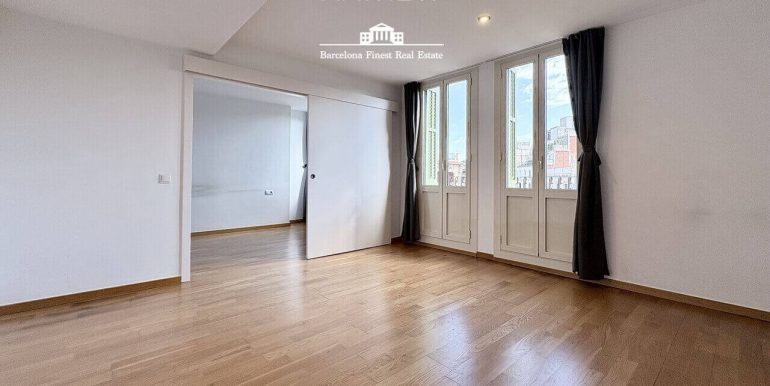 exclusivo-atico-en-venta-con-solarium-privado-en-el-corazon-del-quadrat-dor-salon-3