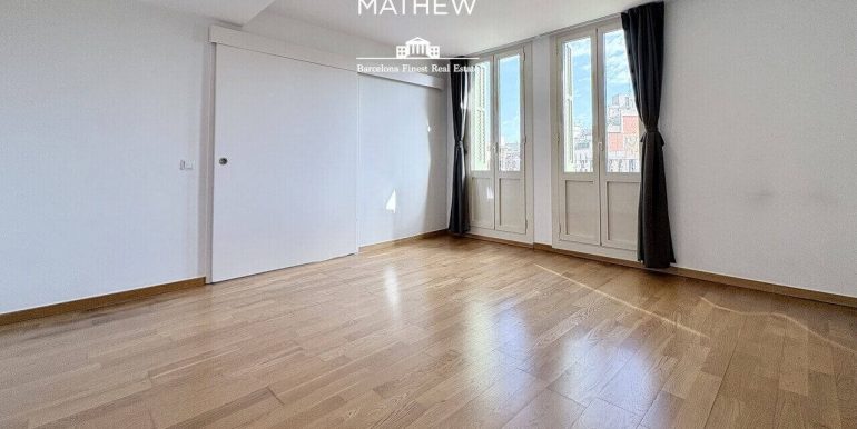 exclusivo-atico-en-venta-con-solarium-privado-en-el-corazon-del-quadrat-dor-salon-4