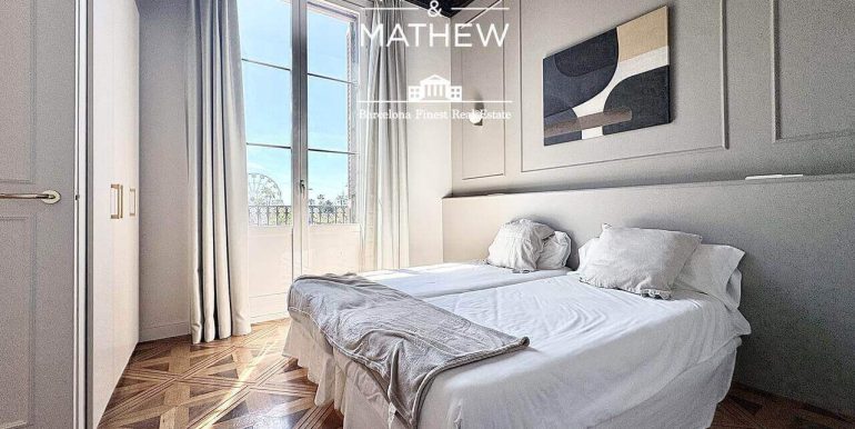 elegancia-contemporanea-frente-al-port-vell-con-rooftop-piscina-y-esencia-historica-en-el-corazon-de-barcelona-habit-2