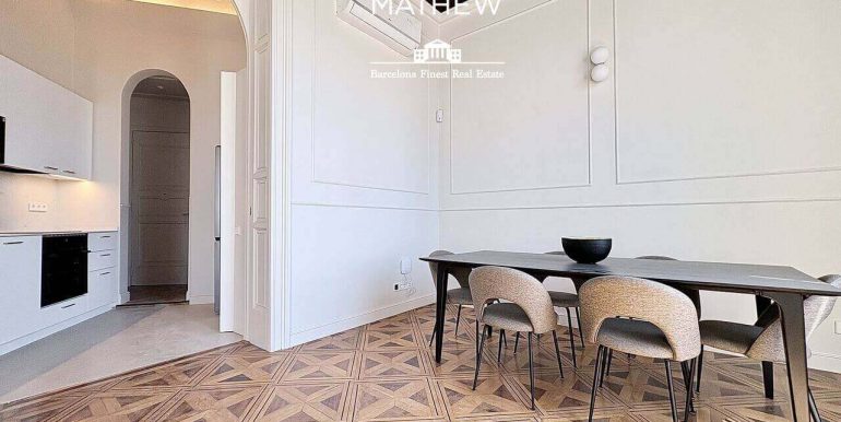elegancia-contemporanea-frente-al-port-vell-con-rooftop-piscina-y-esencia-historica-en-el-corazon-de-barcelona-salon-7