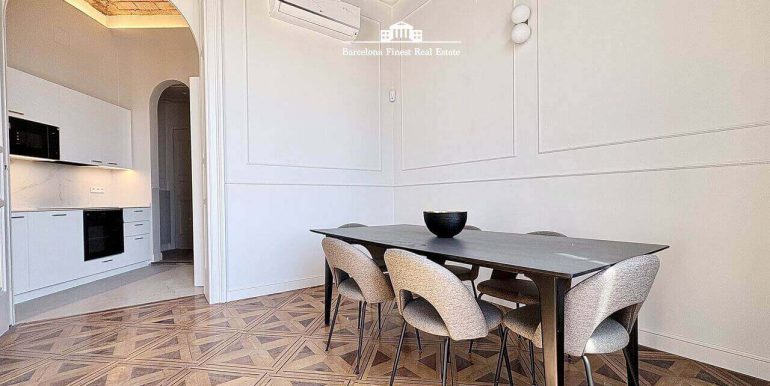 elegancia-contemporanea-frente-al-port-vell-con-rooftop-piscina-y-esencia-historica-en-el-corazon-de-barcelona-salon-8
