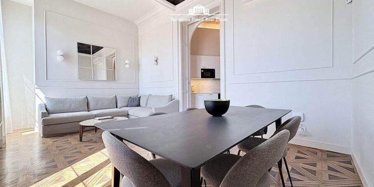 elegancia-contemporanea-frente-al-port-vell-con-rooftop-piscina-y-esencia-historica-en-el-corazon-de-barcelona-salon-9