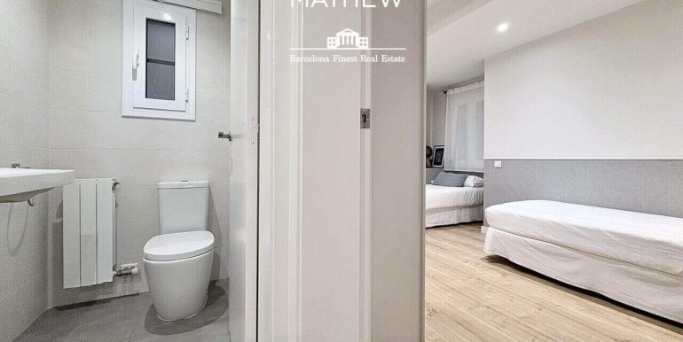 elegante-piso-en-venta-con-dos-habitaciones-a-estrenar-frente-al-port-vell-bano-2