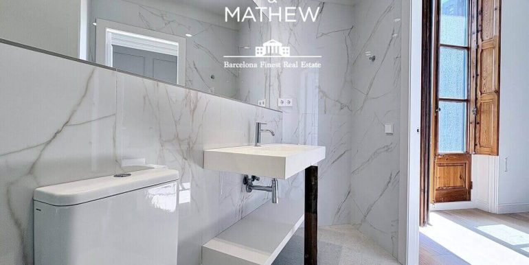 elegante-piso-en-venta-de-disenocon-dos-habitaciones-frente-al-port-vell-con-rooftop-y-vistas-al-mar-bano-3