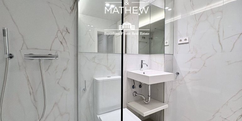 elegante-piso-en-venta-de-disenocon-dos-habitaciones-frente-al-port-vell-con-rooftop-y-vistas-al-mar-bano-5