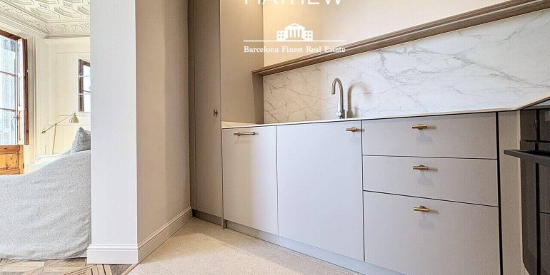 elegante-piso-en-venta-de-disenocon-dos-habitaciones-frente-al-port-vell-con-rooftop-y-vistas-al-mar-cocina-4
