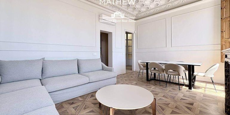 elegante-piso-en-venta-de-disenocon-dos-habitaciones-frente-al-port-vell-con-rooftop-y-vistas-al-mar-salon-7