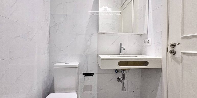 en-venta-joya-elegante-con- dos-habitaciones-frente-al-port-vell-con-rooftop-de-ensueno-y-esencia-historica-bano-2