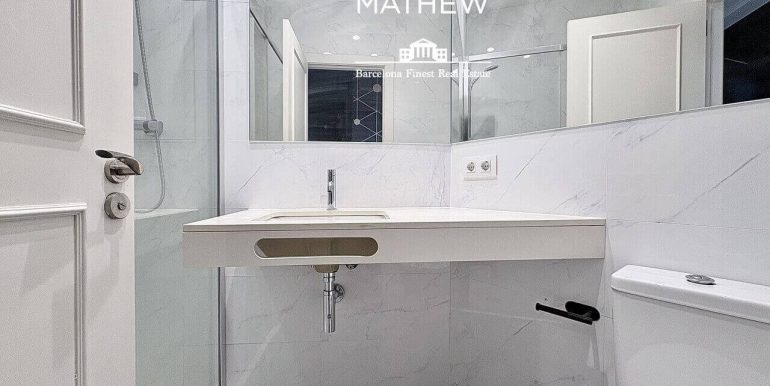 en-venta-joya-elegante-con- dos-habitaciones-frente-al-port-vell-con-rooftop-de-ensueno-y-esencia-historica-bano-3