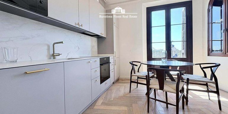 en-venta-joya-elegante-con- dos-habitaciones-frente-al-port-vell-con-rooftop-de-ensueno-y-esencia-historica-cocina-1