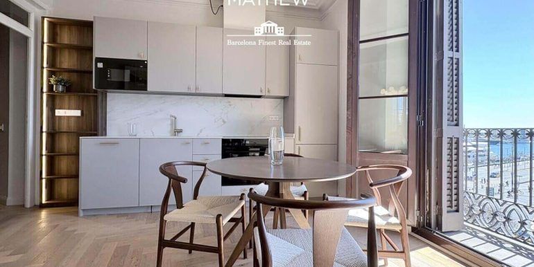 en-venta-joya-elegante-con- dos-habitaciones-frente-al-port-vell-con-rooftop-de-ensueno-y-esencia-historica-cocina-2