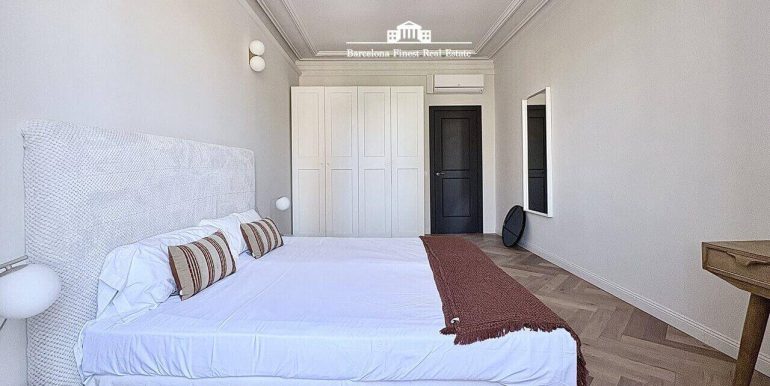 en-venta-joya-elegante-con- dos-habitaciones-frente-al-port-vell-con-rooftop-de-ensueno-y-esencia-historica-habitacion-10