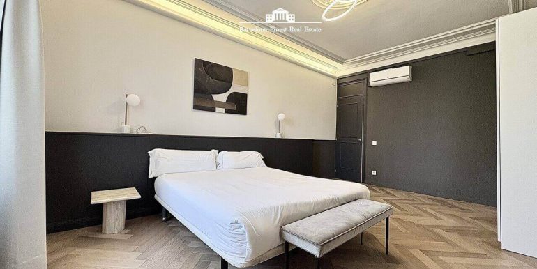 en-venta-joya-elegante-con- dos-habitaciones-frente-al-port-vell-con-rooftop-de-ensueno-y-esencia-historica-habitacion-3