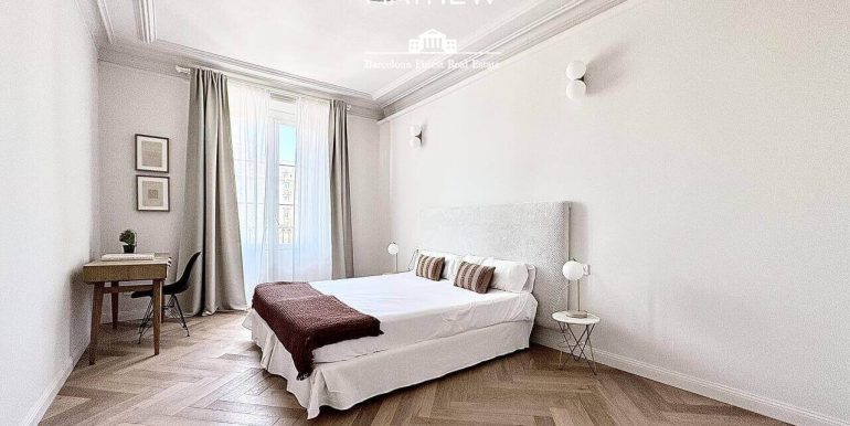 en-venta-joya-elegante-con- dos-habitaciones-frente-al-port-vell-con-rooftop-de-ensueno-y-esencia-historica-habitacion-7