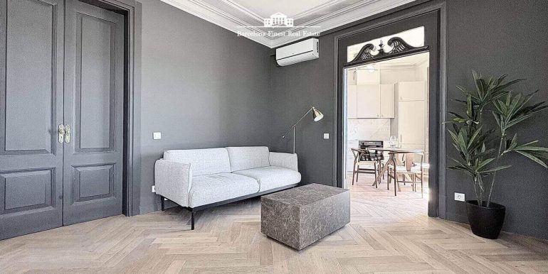 en-venta-joya-elegante-con- dos-habitaciones-frente-al-port-vell-con-rooftop-de-ensueno-y-esencia-historica-salon-4