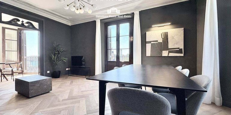 en-venta-joya-elegante-con- dos-habitaciones-frente-al-port-vell-con-rooftop-de-ensueno-y-esencia-historica-salon-8