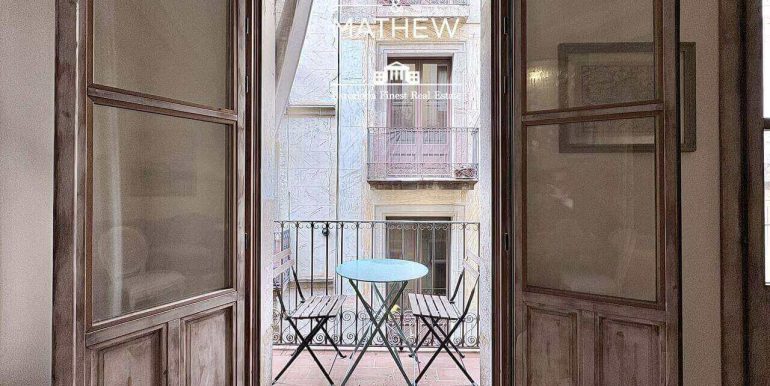 encantador-piso-en-venta-con-una-habitacion-y-reformado-a-estrenar-el-barrio-gotico-balcon-1