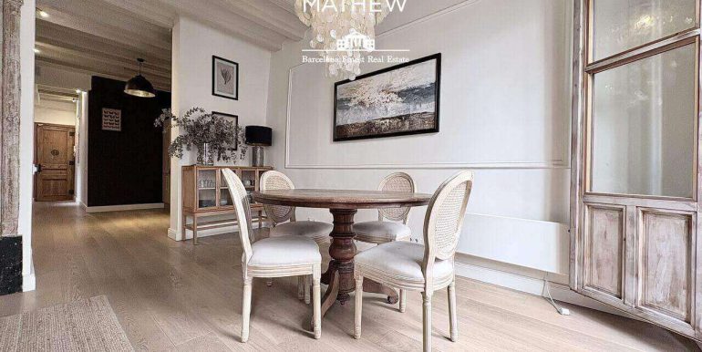 encantador-piso-en-venta-con-una-habitacion-y-reformado-a-estrenar-el-barrio-gotico-salon-11