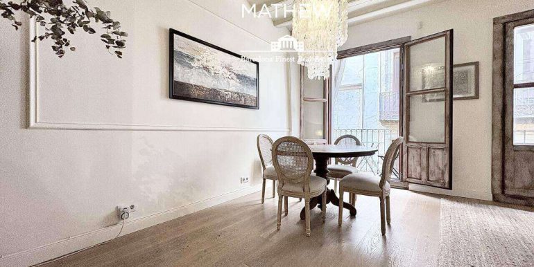 encantador-piso-en-venta-con-una-habitacion-y-reformado-a-estrenar-el-barrio-gotico-salon-3