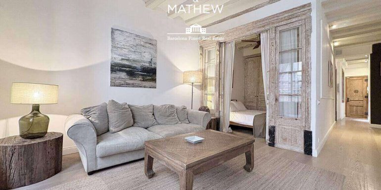encantador-piso-en-venta-con-una-habitacion-y-reformado-a-estrenar-el-barrio-gotico-salon-6