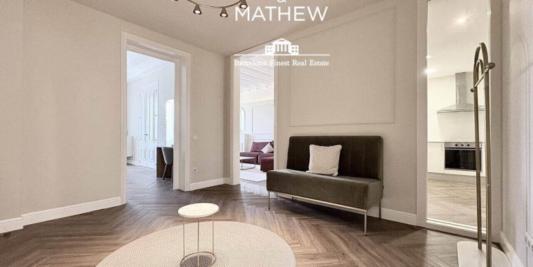 exclusiva-residencia-a-estrenar-en-venta-frente-al-port-vell-con-rooftop-premium-y-esencia-historica-recibidor-2