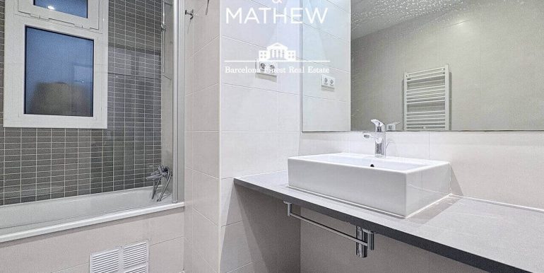 exclusiva-residencia-de-diseno-en-venta-frente-al-port-vell-con-rooftop-historia-y-elegancia-contemporanea-bano-2