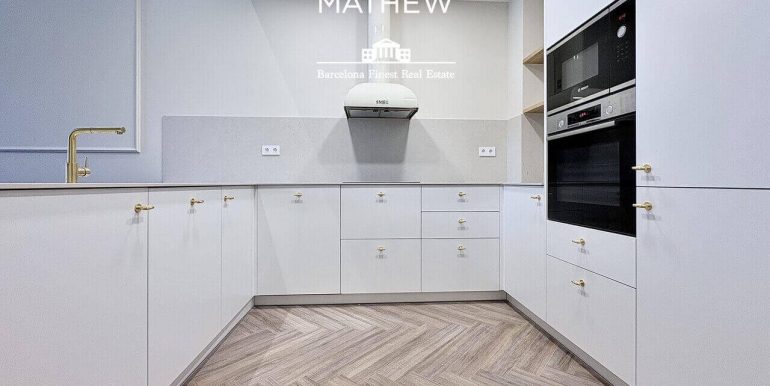 exclusiva-residencia-de-diseno-en-venta-frente-al-port-vell-con-rooftop-historia-y-elegancia-contemporanea-cocina-3