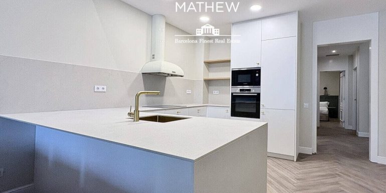 exclusiva-residencia-de-diseno-en-venta-frente-al-port-vell-con-rooftop-historia-y-elegancia-contemporanea-cocina-5