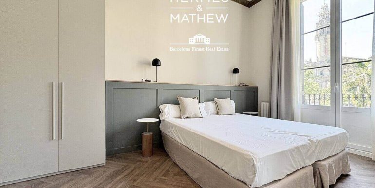 exclusiva-residencia-de-diseno-en-venta-frente-al-port-vell-con-rooftop-historia-y-elegancia-contemporanea-habitacion-11