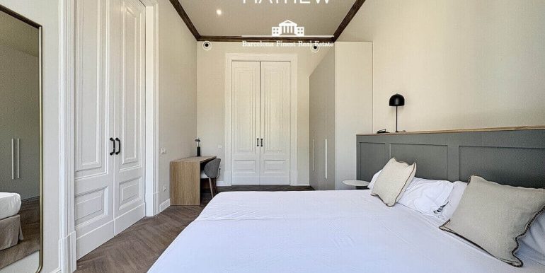 exclusiva-residencia-de-diseno-en-venta-frente-al-port-vell-con-rooftop-historia-y-elegancia-contemporanea-habitacion-12