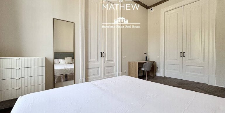 exclusiva-residencia-de-diseno-en-venta-frente-al-port-vell-con-rooftop-historia-y-elegancia-contemporanea-habitacion-14