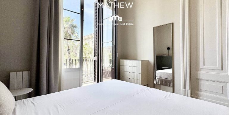 exclusiva-residencia-de-diseno-en-venta-frente-al-port-vell-con-rooftop-historia-y-elegancia-contemporanea-habitacion-15