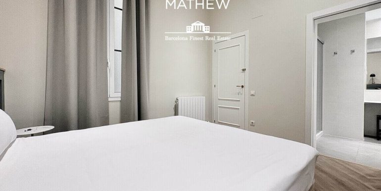 exclusiva-residencia-de-diseno-en-venta-frente-al-port-vell-con-rooftop-historia-y-elegancia-contemporanea-habitacion-5