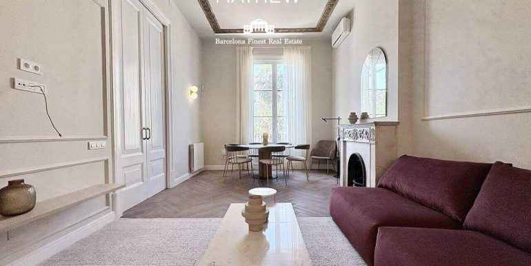 exclusiva-residencia-de-diseno-en-venta-frente-al-port-vell-con-rooftop-historia-y-elegancia-contemporanea-salon-2