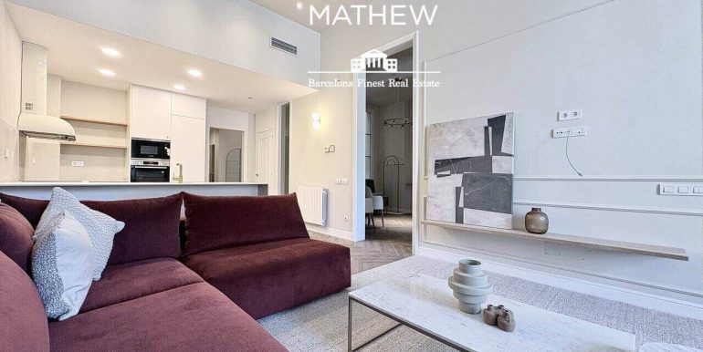 exclusiva-residencia-de-diseno-en-venta-frente-al-port-vell-con-rooftop-historia-y-elegancia-contemporanea-salon-3