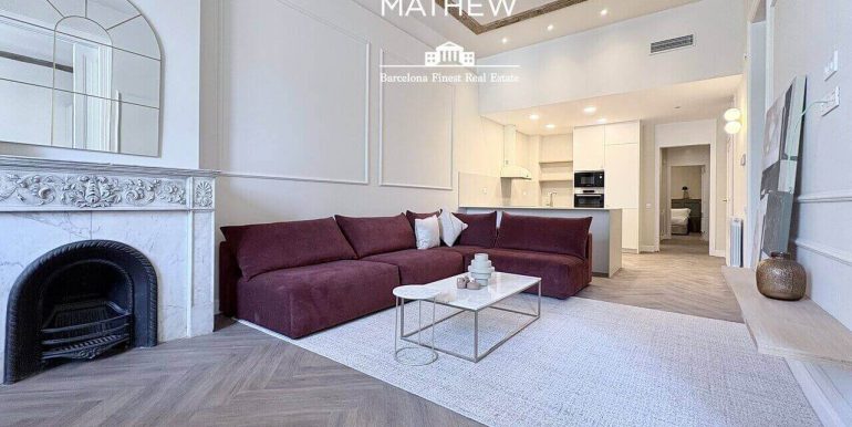 exclusiva-residencia-de-diseno-en-venta-frente-al-port-vell-con-rooftop-historia-y-elegancia-contemporanea-salon-7