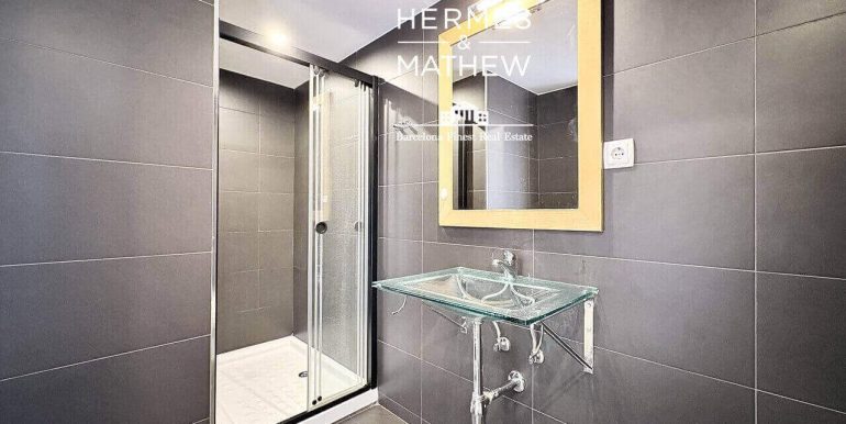 exclusivo-atico-en-venta-con-solarium-privado-en-el-corazon-del-quadrat-dor-bano-6