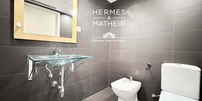exclusivo-atico-en-venta-con-solarium-privado-en-el-corazon-del-quadrat-dor-bano-8
