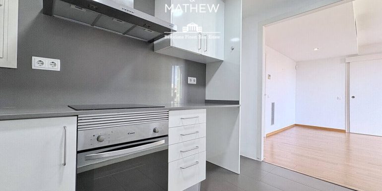 exclusivo-atico-en-venta-con-solarium-privado-en-el-corazon-del-quadrat-dor-cocina-3